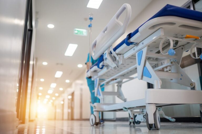 Ελληνικά νησιά: Γεμίζουν από τουρίστες, αδειάζουν από γιατρούς