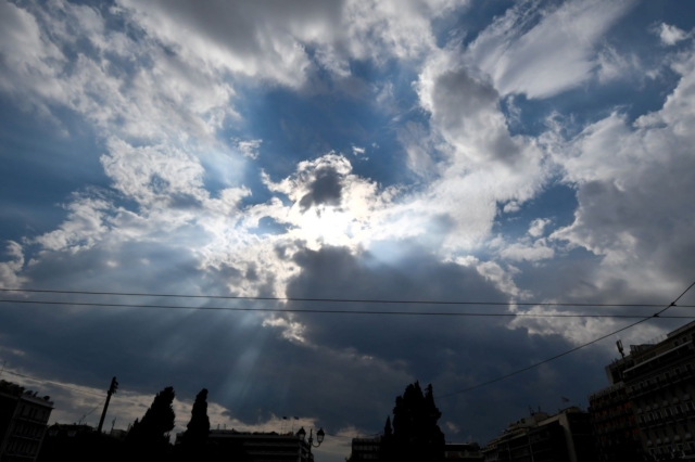 Άστατος καιρός με μπόρες σε ορισμένες περιοχές – Πέφτει η θερμοκρασία