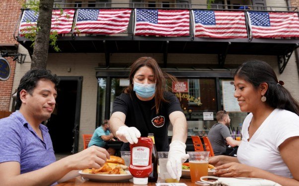 Οι Αμερικανοί γυρίζουν στην κουζίνα τους