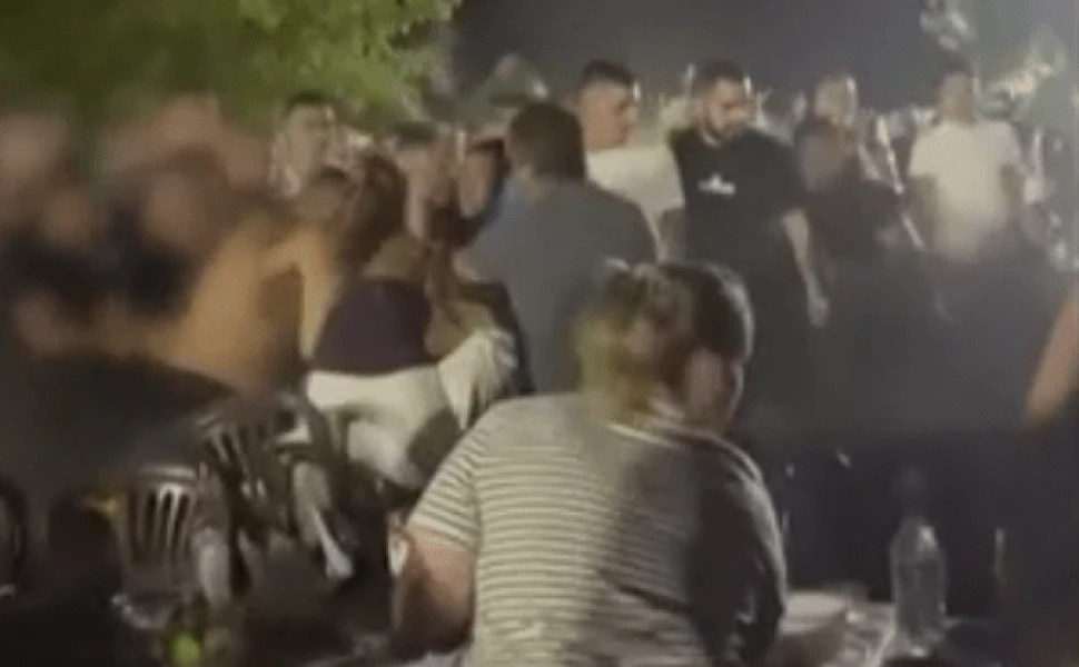 «Πέταξαν» καρέκλες και τραπέζια σε πανηγύρι στην Αιτωλοακαρνανία – Η Γωγώ Τσαμπά ζητούσε να σταματήσει ο καβγάς