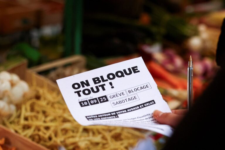 «Ας μπλοκάρουμε τα πάντα» – Το κίνημα που ταράζει την πολιτική τάξη στη Γαλλία