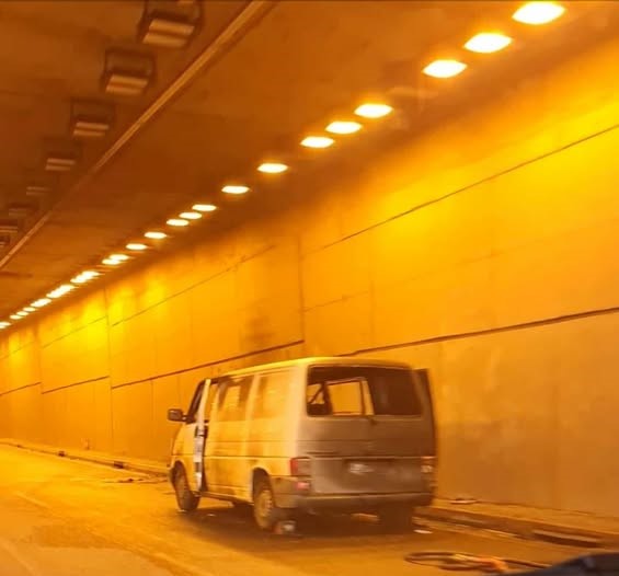 Αυτοκίνητο τυλίχτηκε στις φλόγες στον Σταυρό Αγίας Παρασκευής (βίντεο)