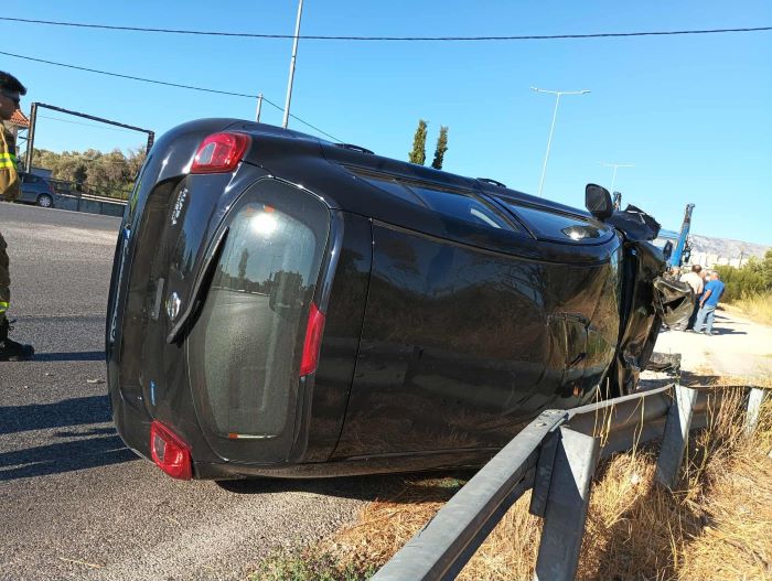 Αυτοκίνητο ανετράπη στην λεωφόρο Σπάτων Λούτσας μετά από σύγκρουση – rpn