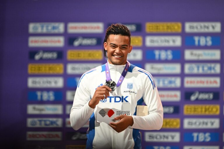 Καραλής: Η απονομή του ασημένιου μεταλλίου – «Να… αλλάξει το χρώμα, θα ξεπεράσω σίγουρα τα 6.10-6.15μ.