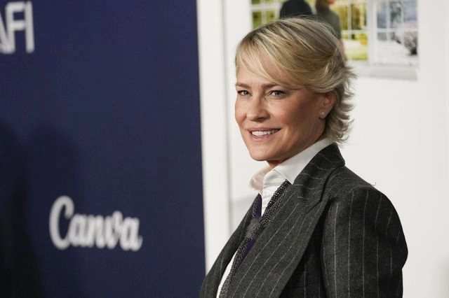 Robin Wright: Έφυγε από τις ΗΠΑ – “Η Αμερική είναι μ@@@@α”