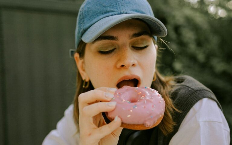 Σούζη, τρως: Γιατί καταναλώνουμε περισσότερες τροφές από όσο χρειαζόμαστε;