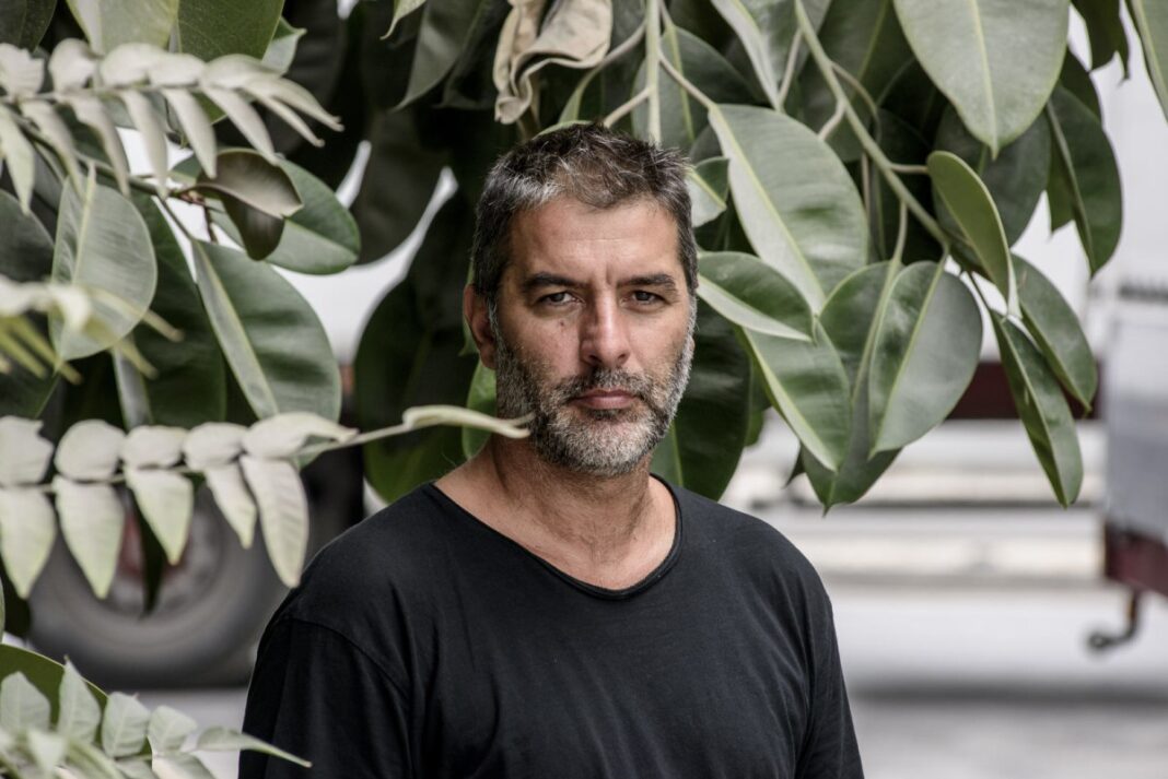 Βασίλης Μπισμπίκης: Προκάλεσε φθορές σε 10 αυτοκίνητα με το όχημά του και εγκατέλειψε το σημείο