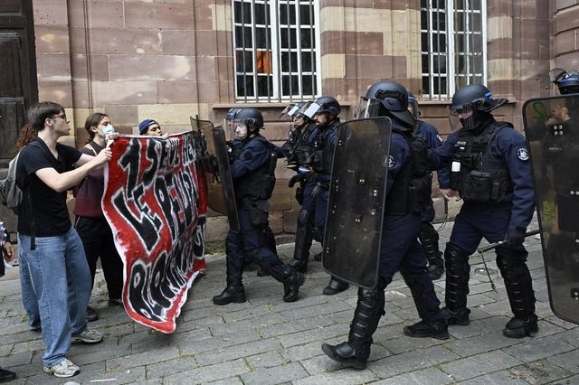 Γαλλία: “Δώρο” στη Λεπέν η πολιτική αστάθεια και οι αναταραχές
