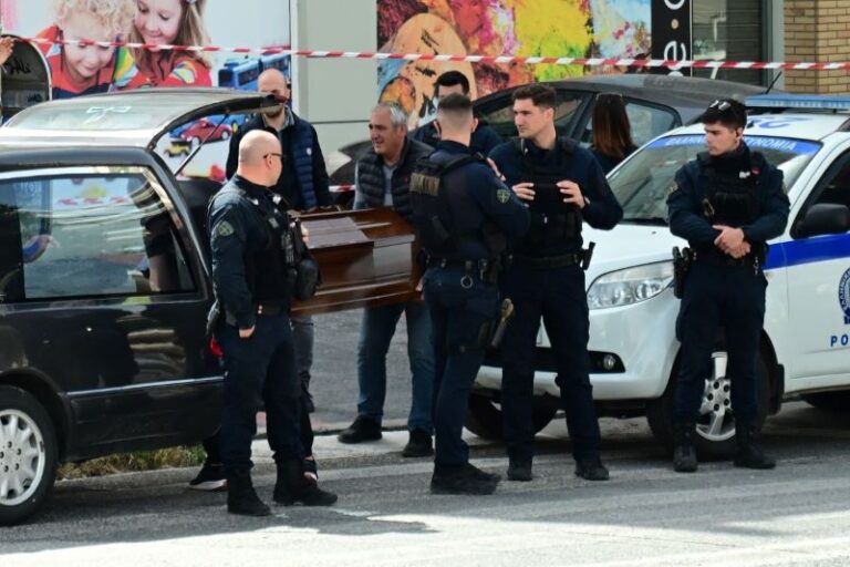 Γυναικοκτονία στο Μενίδι: Ξεκίνησε η δίκη του 51χρονου – Δήλωσε υποστήριξη της κατηγορίας η κόρη του