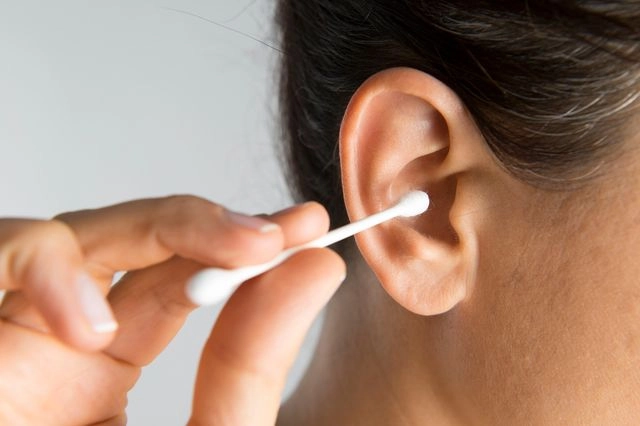 Τι συμβαίνει όταν καθαρίζουμε τα αυτιά μας με μπατονέτα