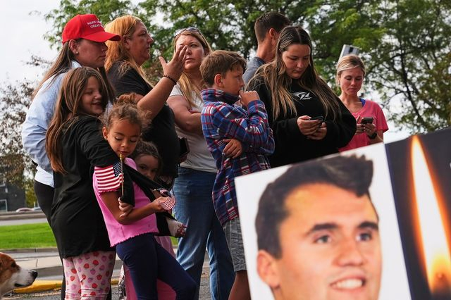 ΣΕ ΚΑΝΕΝΑΝ ΔΕΝ ΑΞΙΖΕΙ ΤΟ ΤΕΛΟΣ ΤΟΥ ΤΣΑΡΛΙ ΚΕΡΚ. ΔΕΝ ΜΑΣ ΑΞΙΖΟΥΝ, ΕΠΙΣΗΣ, ΚΑΙ ΟΙ ΙΔΕΕΣ ΤΟΥ