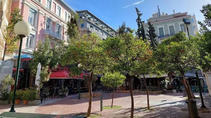 Αθήνα: Έπεσε δέντρο στην πλατεία Αγίας Ειρήνης – Δύο τραυματίες – rpn