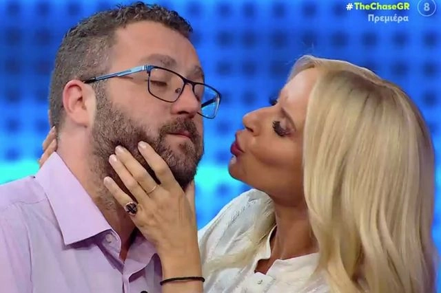 The Chase: Η Μπεκατώρου φίλησε διαγωνιζόμενο και αυτός… τα είδε όλα!