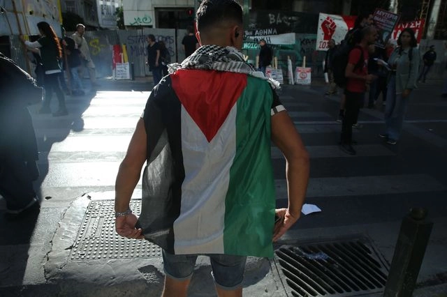 Τα “σαλόνια” αναγνωρίζουν, το Ισραήλ εξολοθρεύει…