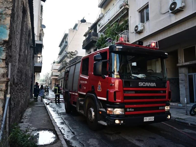 Πυρκαγιά σε εγκαταλελειμμένο ξενοδοχείο στο κέντρο της Αθήνας – Απεγκλωβίστηκαν άστεγοι