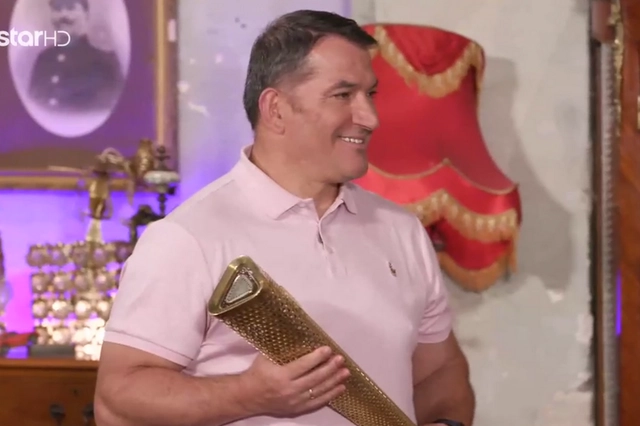 Πύρρος Δήμας: Πήγε στο “Cash or Trash” με την Ολυμπιακή δάδα – Έντονες αντιδράσεις