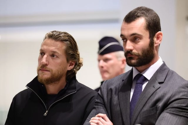 “Ευτυχισμένοι οι γιοι έντιμων ανδρών” – Στο πλευρό του Σαρκοζί τα παιδιά του