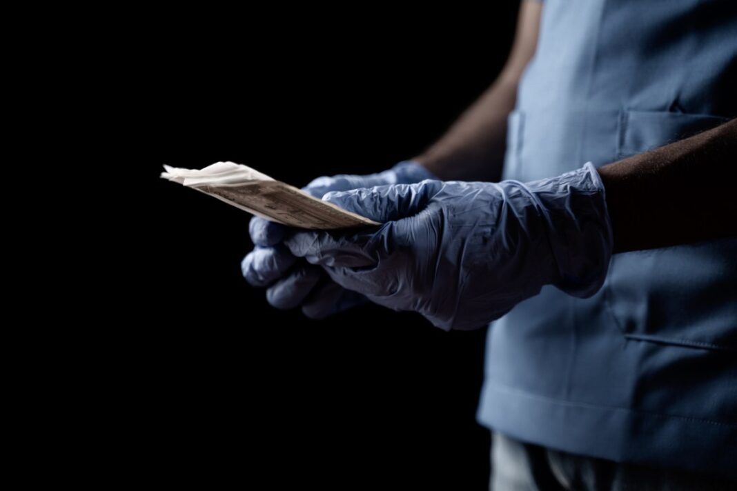 Αναζητούν θυρίδες στο όνομα του γιατρού με το φακελάκι