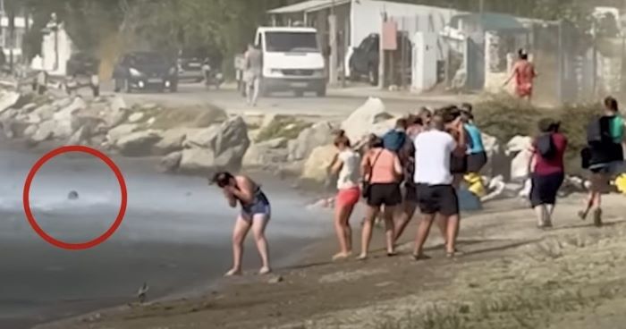 Σκιάθος: Τουρίστας εκτινάχθηκε στη θάλασσα από την ώθηση αεροσκάφους κατά την απογείωση