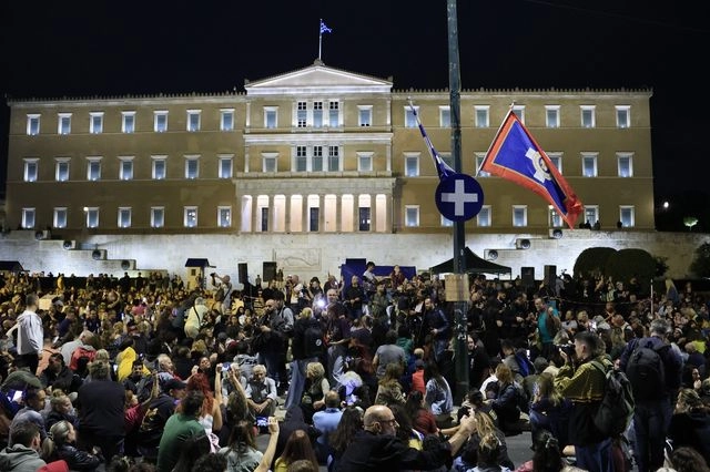 Αθήνα: Πλήθος κόσμου στο Σύνταγμα για τον Ρούτσι – «Ο Πάνος τους στρίμωξε για τα καλά», λέει η Μ. Καρυστιανού