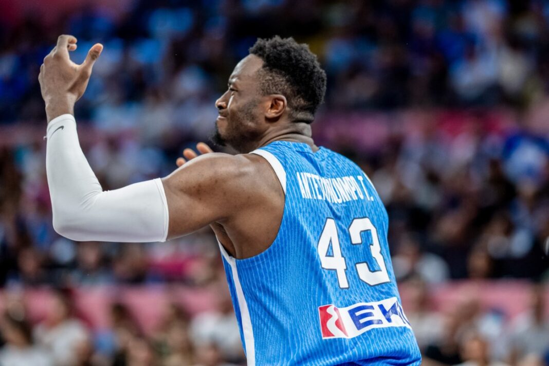 Το πάθος του Θανάση: «Κάρφωσε» το αυτοκόλλητο της Ελλάδας στον πίνακα του bracket του Eurobasket 2025