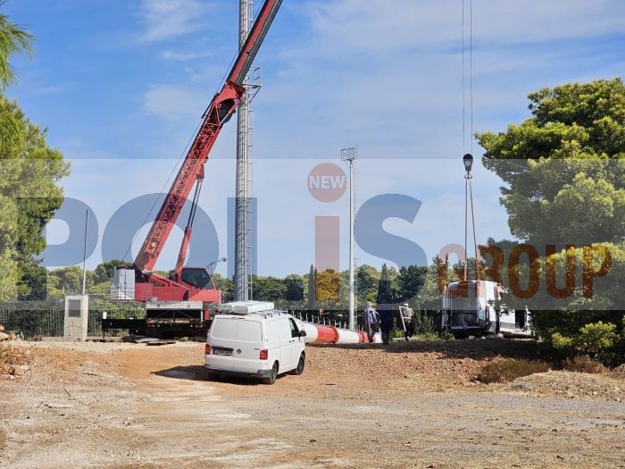 Ραφήνα: Συμβαίνει τώρα στην Αρίωνος – τοποθετείται τεράστιος πυλώνας κινητής τηλεφωνίας