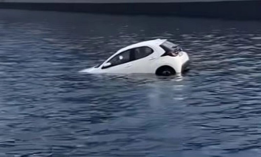 Αυτοκίνητο έπεσε στην θάλασσα στο Αυλάκι -προανάκριση από το Λιμεναρχείο Ραφήνας- χωρίς νόμιμες πινακίδες και ανασφάλιστο – rpn