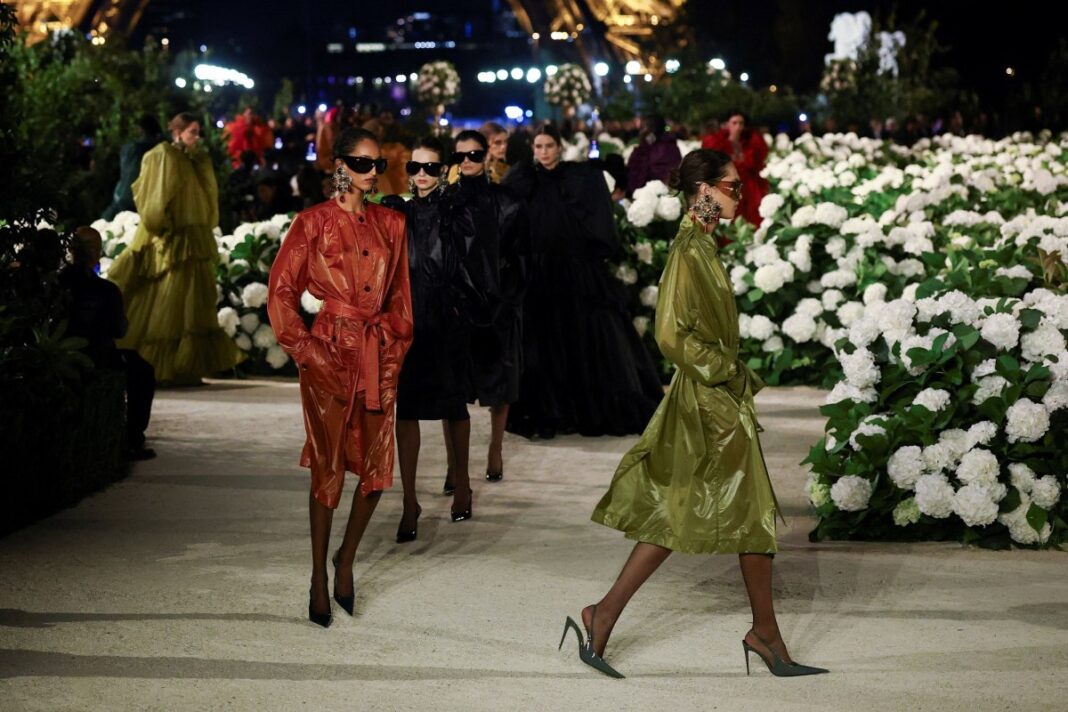 Οι σχεδιαστές του Παρισιού μόλις επανέφεραν τη σέξι εμφάνιση στην αρχική της βάση