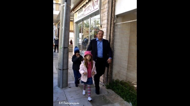 Κάποτε στη Ραφήνα… Ο Κώστας Καραμανλής με τα δίδυμα παιδάκια του, Αλίκη και Αλέξανδρο – rpn