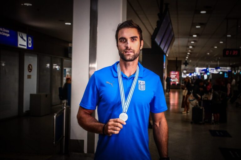 O Στέφανος Ντούσκος επέστρεψε στην Ελλάδα μετά τον θρίαμβο στην Σανγκάη