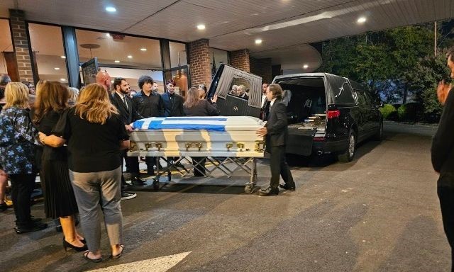 Μαρία Νιώτη: Ανείπωτος θρήνος στην κηδεία – Τυλιγμένο με τη γαλανόλευκη το φέρετρο της 17χρονης – rpn