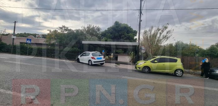 Ραφήνα: Τροχαίο στη λεωφόρο Φλέμινγκ – γκρέμισε γκαραζόπορτα – φωτογραφίες – rpn