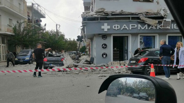 Κατέρρευσαν μπαλκόνια κτηρίου στο Λαύριο – Ελαφρύς τραυματισμός γυναίκας