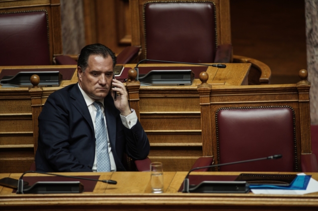 Τελικά ο Άδωνις στηρίζει ή ορίζει;