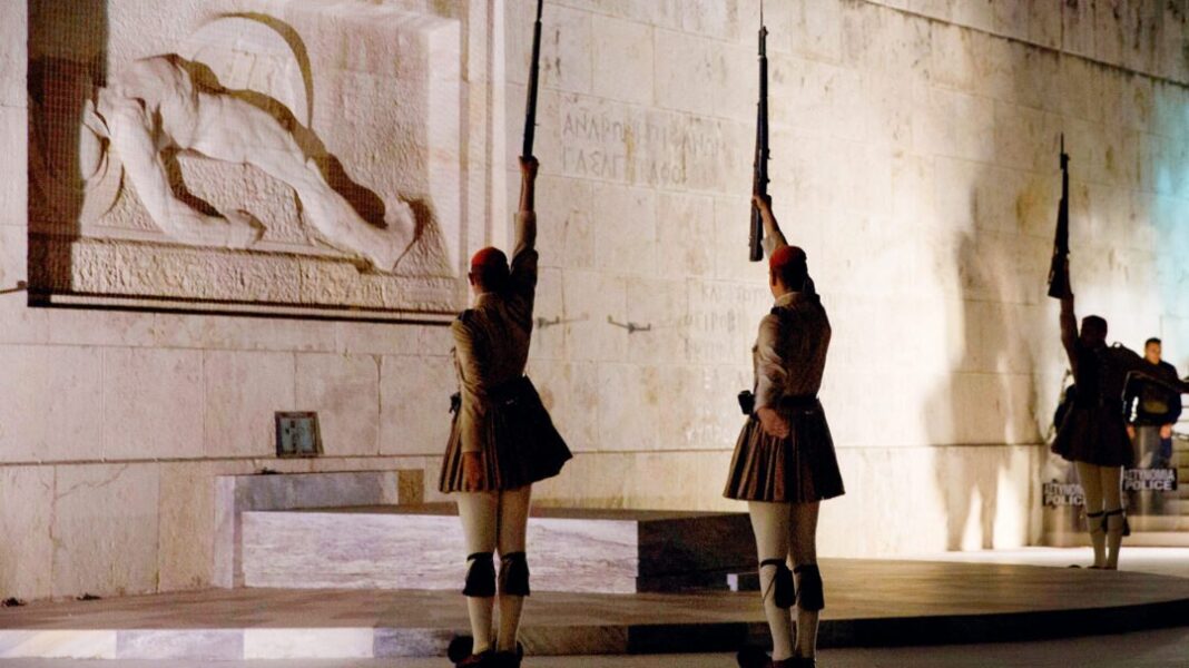 Στον άγνωστο στρατιώτη σε λίγο θα επιτρέπονται μόνο τα περιστέρια και αν με 13 ώρες δουλειά προλαβαίνει ο λαός να αντιδρά θα αναλαμβάνει η φρουρά