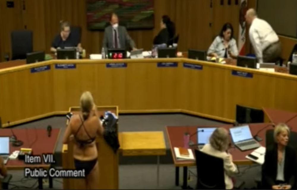 Μητέρα έμεινε με το μαγιό της σε συνεδρίαση του σχολικού συμβουλίου ως… επιχείρημα