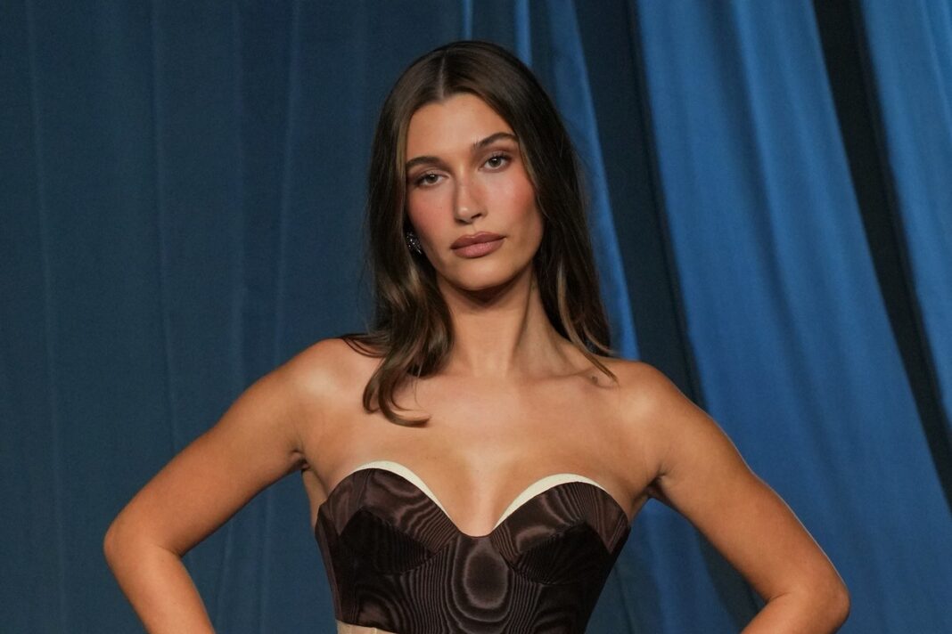 Η Hailey Bieber έχει την πιο σωστή απάντηση στα σχόλια ότι μοιάζει με τρανς γυναίκα