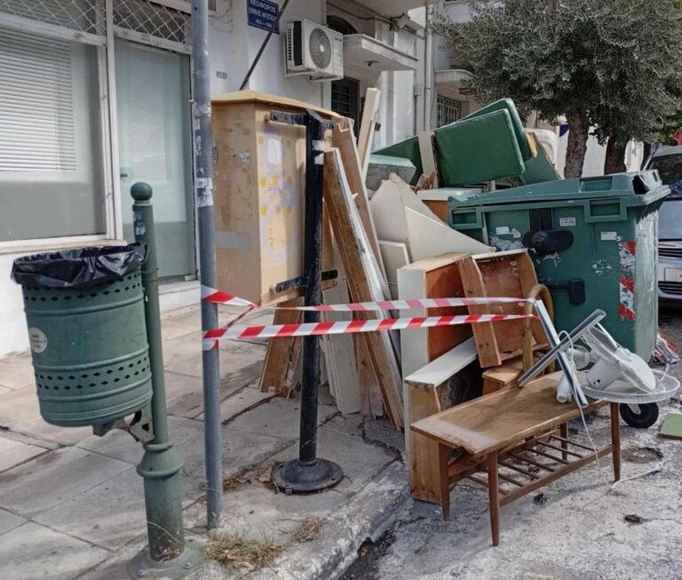 Στα όρια του δήμος της Αττικής από την ανεξέλεγκτη απόρριψη ογκωδών απορριμμάτων στους δρόμους