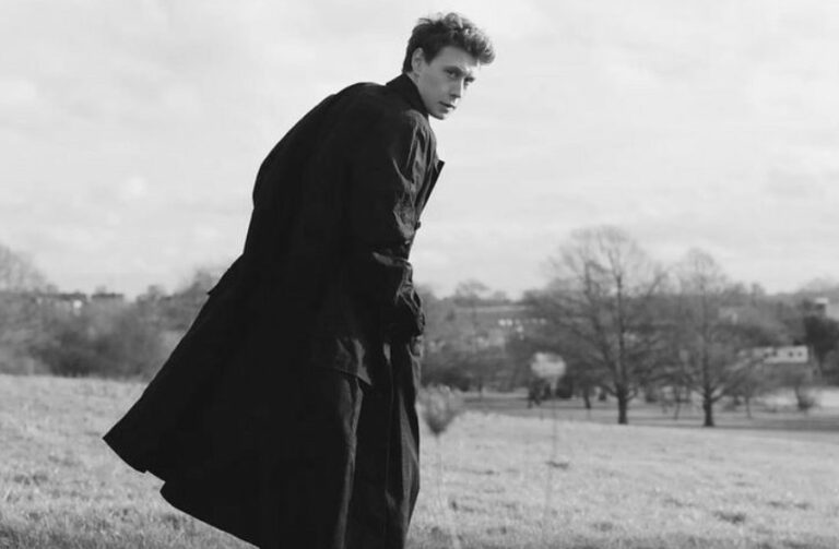 Ο τελευταίος να κλείσει την πόρτα: Οι φήμες έβαλαν και τον Τζορτζ ΜακΚέι στο παιχνίδι για τον επόμενο Τζέιμς Μποντ