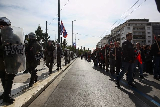 ΜΑΤ στο μνημείο για τα Τέμπη – “Να ξαναγράψουμε τα ονόματα” φώναζαν φοιτητές