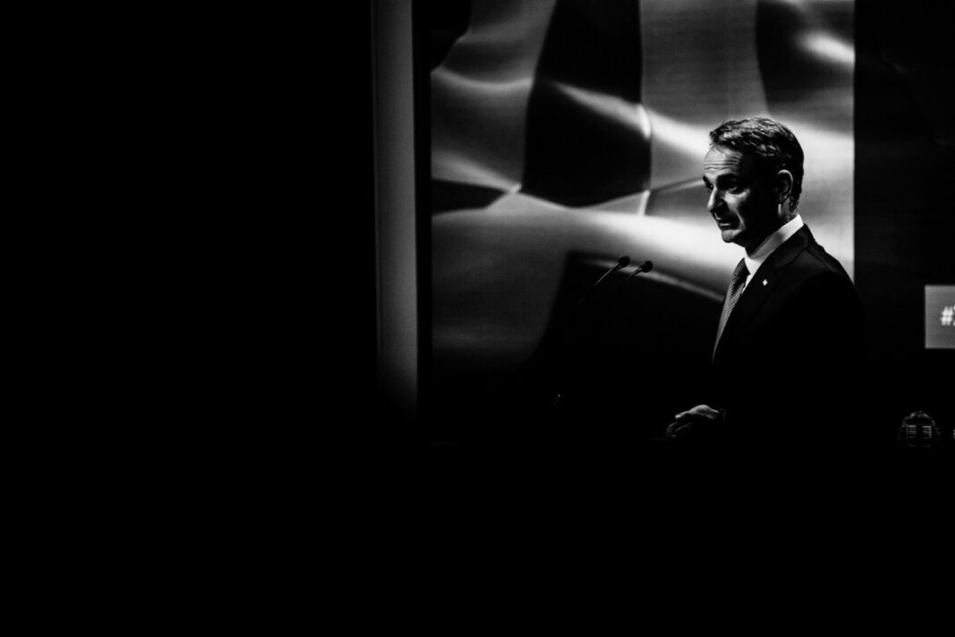 Μητσοτάκης: Κάνει το μαύρο άσπρο για το 13ωρο στην εβδομαδιαία του ανάρτηση