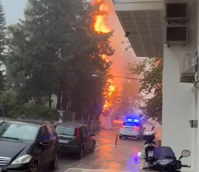 Σφοδρή νεροποντή στη Ναύπακτο: Κεραυνός χτύπησε δέντρο, εγκλωβισμένα αυτοκίνητα και διακοπές ρεύματος (βίντεο) – rpn
