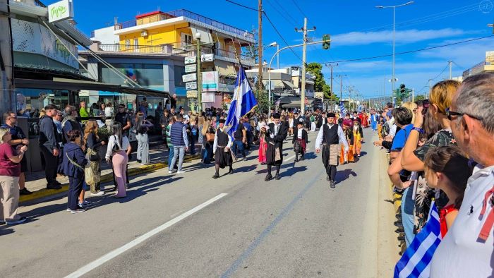 Με λαμπρότητα η παρέλαση στη Νέα Μάκρη για την 28η Οκτωβρίου (φωτο- βίντεο)