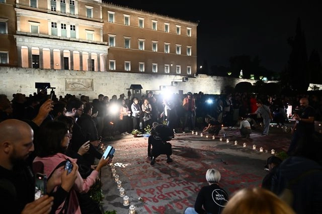 Ηχηρή παρέμβαση για το μνημείο του Αγνώστου Στρατιώτη από το Σύνταγμα – “Η πλατεία να μείνει ελεύθερη”