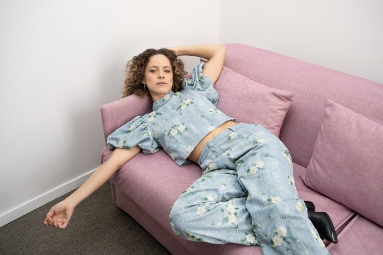 Η Έλλη Τρίγγου φορά το μπικίνι της και βουτά στα νερά της Ισλανδίας. Ποιο κρύο;