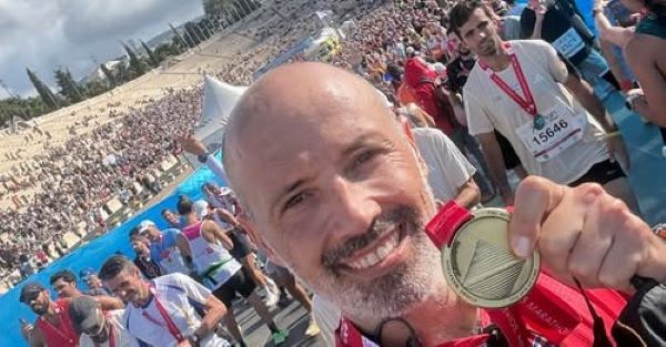 Με χαμόγελο ο Ραφηνιώτης μαραθωνοδρόμος Παναγιώτης Σπανόπουλος στον τερματισμό