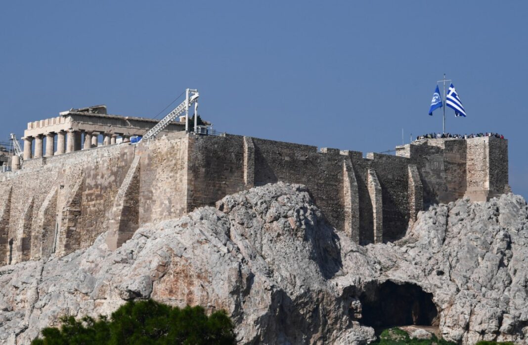 Καθηλωμένοι οι μισθοί στην Ελλάδα, στην κορυφή οι τιμές των βασικών προϊόντων