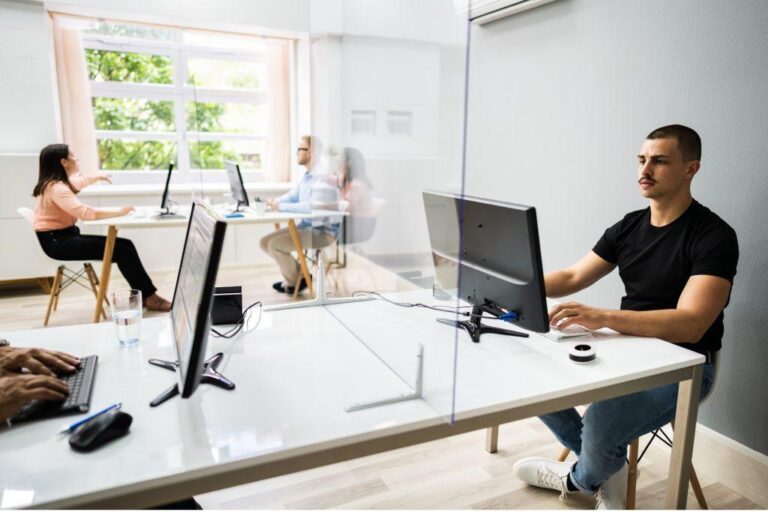 Υβριδική εργασία: Παραμένει μια «καυτή πατάτα» για εργοδότες και εργαζόμενους