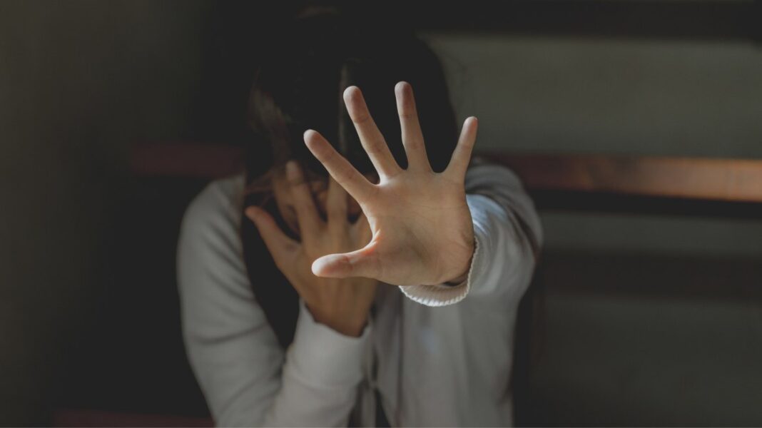 «Με βίασαν και κυκλοφορούν ελεύθεροι» – Τι καταγγέλλει το θύμα τριπλού βιασμού