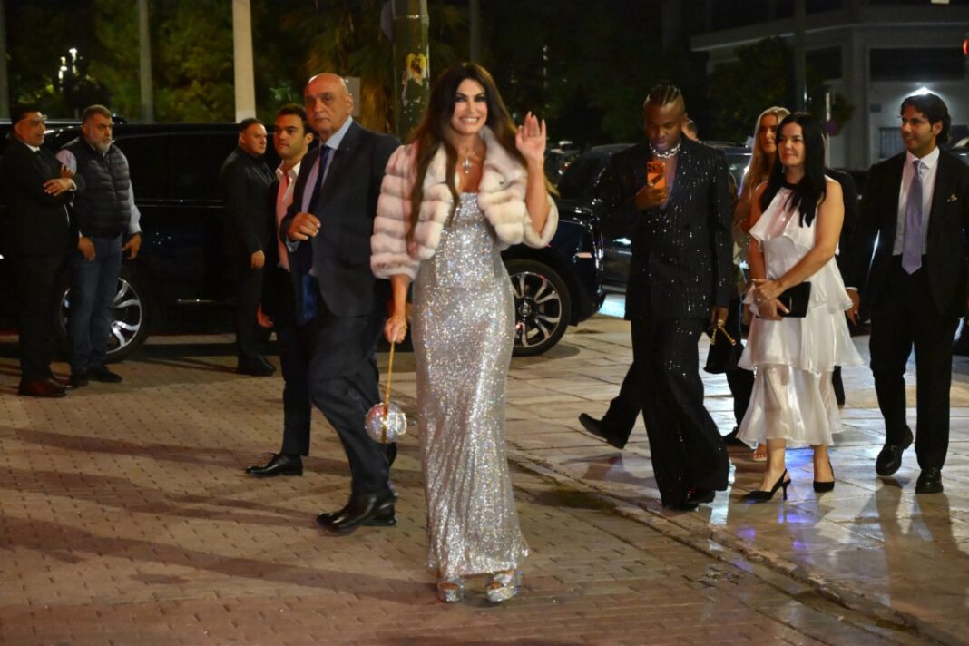 Το πριβέ πάρτι της Κίμπερλι Γκίλφοϊλ στον Αργυρό – Ποιοι πολιτικοί και επιχειρηματίες ήταν καλεσμένοι